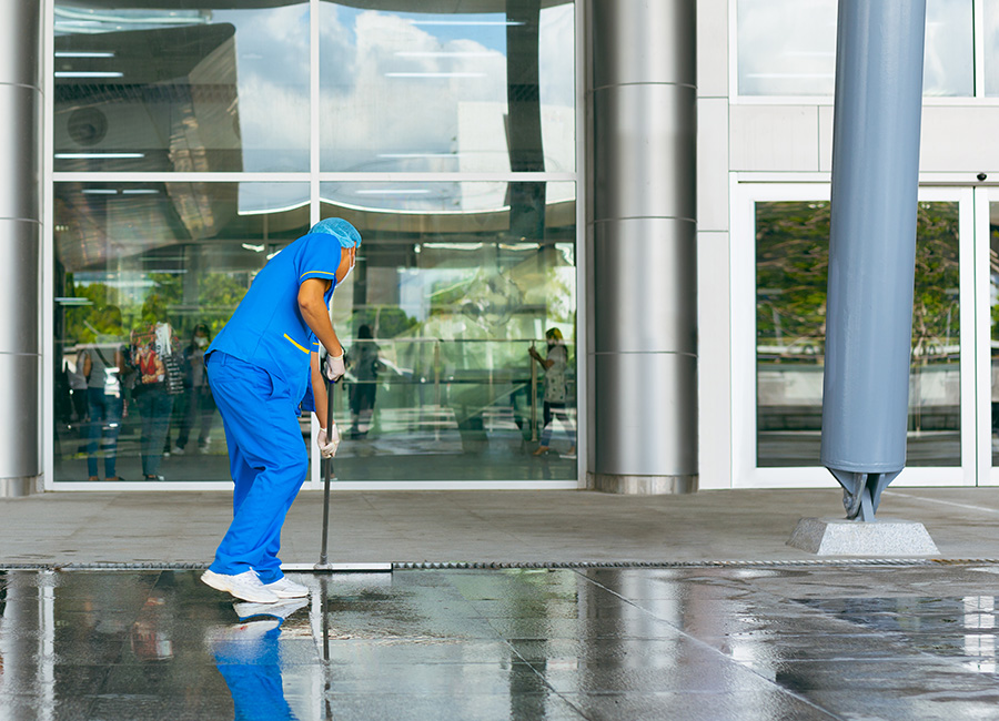 exacto-limpieza-industria-y-comercial_0002_professional-industrial-cleaner-protective-uniform-cleaning-floor