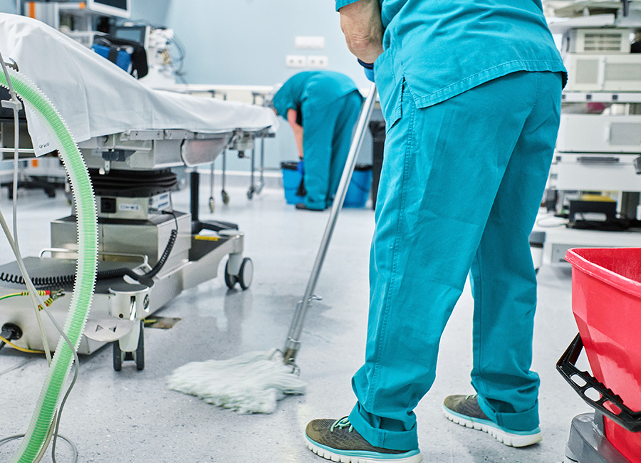 exacto-limpieza-industria-y-comercial_0003_woman-cleaning-staff-mopping-floor-hospital-operating-room